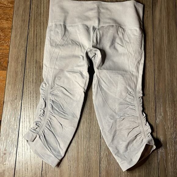 Lululemon Ebb to Street crop pant original light gray size 6 - Picture 2 of 3